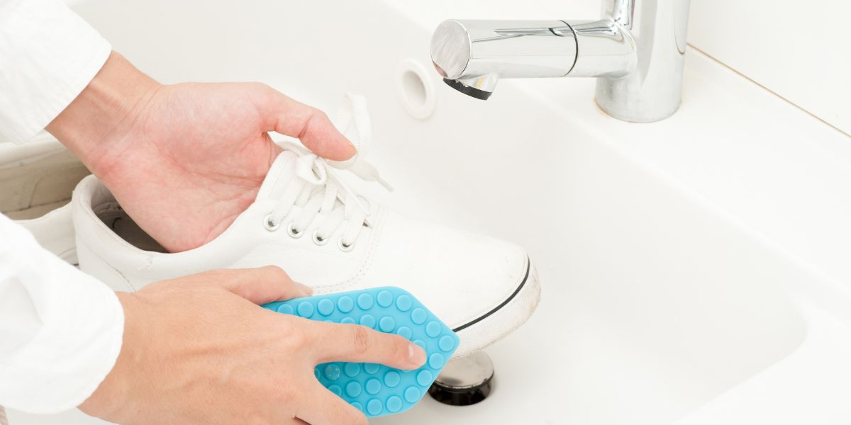 how to clean white canvas shoe